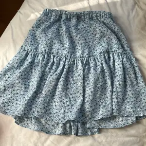 Blå blommig kjol från NA-KD💘 knappt använd