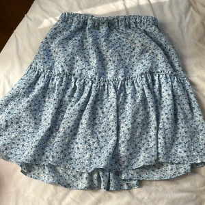 Blå blommig kjol - Blå blommig kjol från NA-KD💘 knappt använd