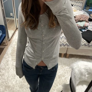 Stickad kofta - Så fin ljusgrå kofta!! Jättesnygg nu till hösten😍 storlek xs