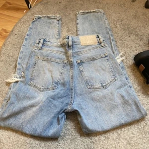 Jeans - Väl använda men fina jeans, kommer inte till användning längre dock💕
