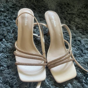 Fina låga klackar med guld detaljer  - Säljer ett par oanvänd klackar från stephan Paris. Super fina men tyvärr för små på mig. Köpta helt nya men aldrig använda så väldigt bra skick💗