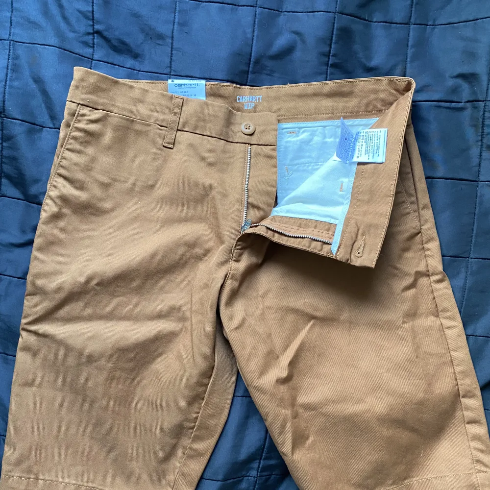 Oanvända Carhartt WIP Lamar  shorts säljes! Köpta på numer nedlagda Terrace utan möjlighet byta. Färg Khaki/ljusbrun, size 33 men är ganska ”tajta”, säg 32.. Jeans & Byxor.