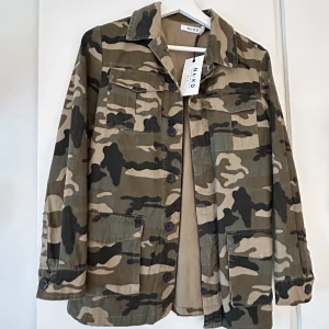 Grön skjortjacka - Jacka från nakd. Storlek 32 men mer som 34. Aldrig använd! 