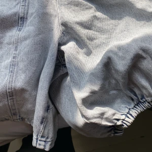 Cool jeans-topp - Säljer en av mina favorittoppar till utekvällar👯‍♀️🍾 Croppad med jockt och rejält material!!