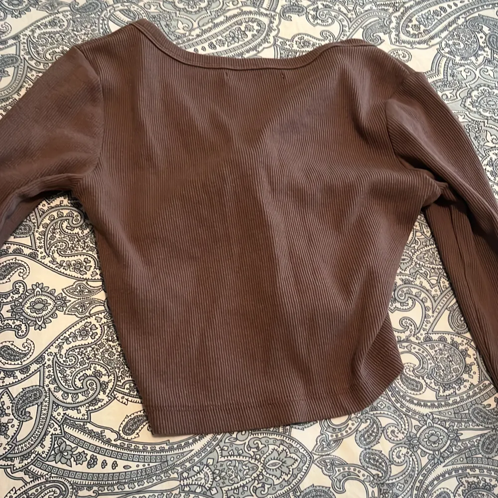 Säljer denna långärmade tröja då jag inte använder den ofta, köpte den för ungefär ett år sedan och det är inga synliga defekter. Skjortor.