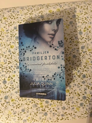 Bok - ”En oväntad förelskälse” bok 2 av Familjen Bridgerton. Är i ganska bra skick, bara understrykt lite med en oenna men annars bra. Köpt för 100.