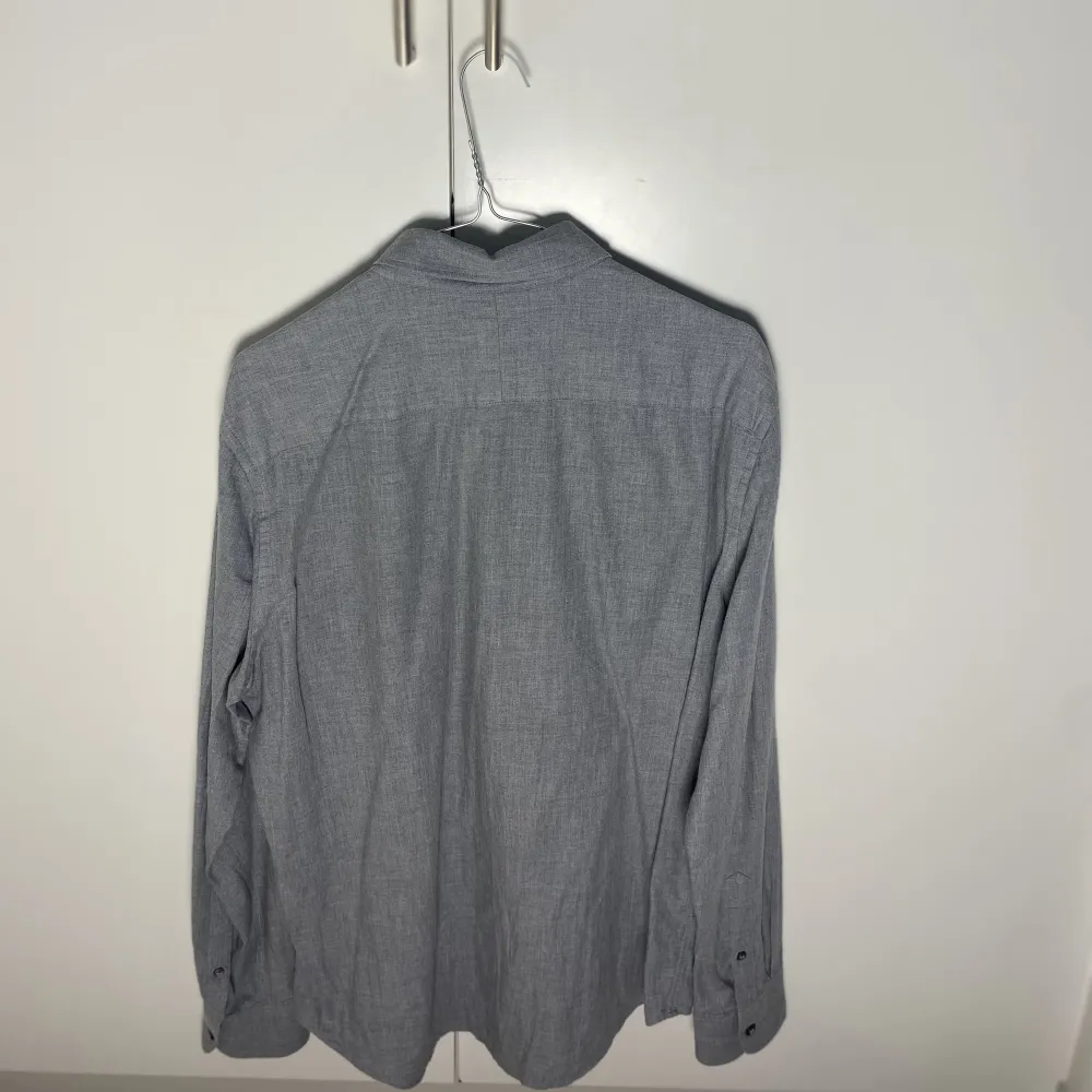 Stilren grå tiger skjorta, säljer pågrund av rensning av garderob. Den är använd Max tre gånger Nypris ca 1100. Skjortor.