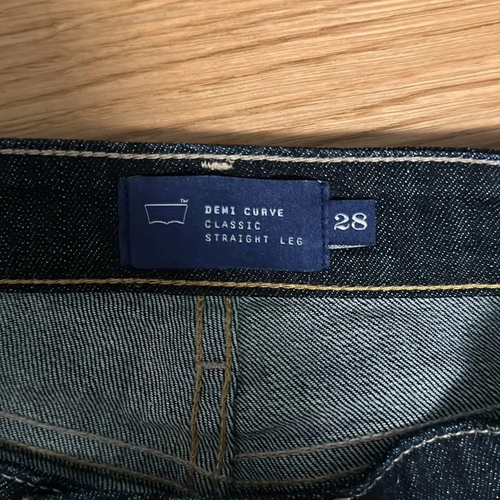 Demi Curve classic straight leg blåa levi’s jeans, STRL 28. Jeans & Byxor.