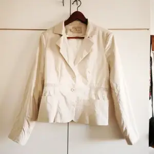 Blazer from Tucci size medium (but a little bit smaller). Few times worn. It has a little stain in the back part (see pic) that I think it is easy to clean