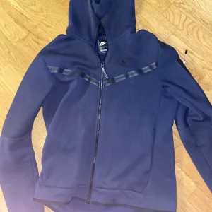 Nike tech topp  - Mycket bra skick och autentisk såklart. Fraktar snabbt! Hör av för frågor! Låga priset pga få som hört av sig.