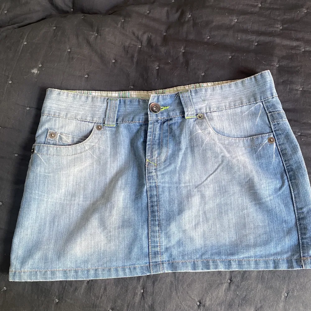 En lågmidjad kort jeans kjol köpt vintage. Säljer den då den inte passar mig. Vid frågor är det bara att skriva❤️. Kjolar.