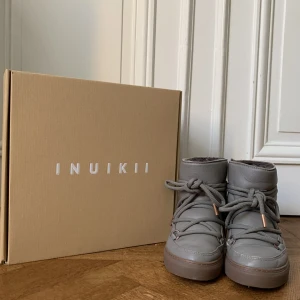 Inuikii skor  - Säljer mina Inukki skor. De är i jätte bra skick. Perfekta för i vinter. Håller värme och tål väta. Köpta för 3100kr. Skriv för frågor 🤍