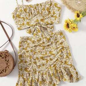 Gult set - Gult blommigt set med topp och kjol från Shein. Storlek M.