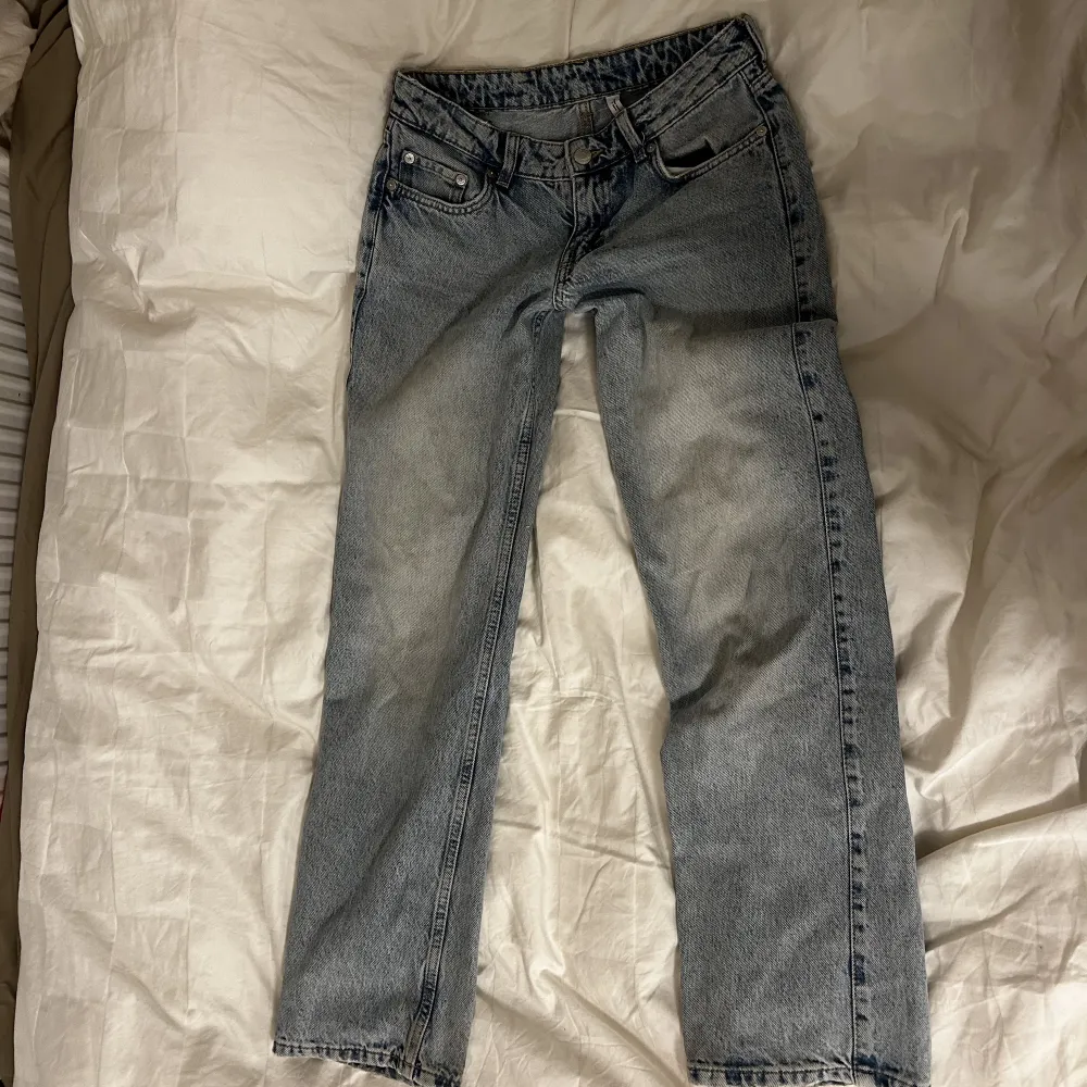 För små jeans för mig tyvärr! Dom e supersnygga, enligt weekday så är det ”Arrow Low Straight Jeans” . Jeans & Byxor.