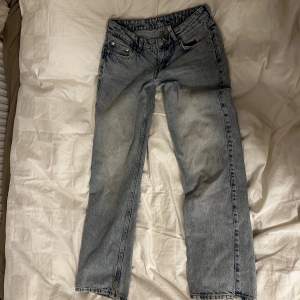 För små jeans för mig tyvärr! Dom e supersnygga, enligt weekday så är det ”Arrow Low Straight Jeans” 