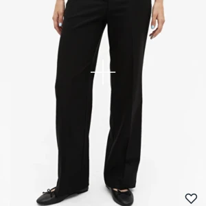 Kostymbyxor  - Svarta kostymbyxor från monki som knappt är använda🫶