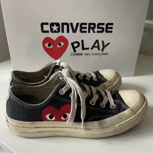 Converse x commes des garcon  - Strl 38 men passar mig med strl 39. Original skosnörena gick sönder så har köpt nya. Kvitto och kartong finns kvar. 