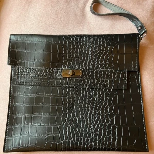 Handväska  - Svart väska i fakeskinn