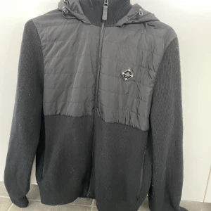 J. Linderberg cardigan - Säljer nu min cardigan pgv för liten, den är använd Max 10 gånger och är i jätte fint skick. Köpt helt ny för 2500kr