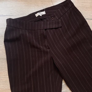 Bruna kostymbyxor - Fräshaste kostymbyxorna med unikt mönster för en kontors-look😍Säljer då de är lite stora på mig😭 Skjönaste materialet och köpta på humana i våras Står xxl men sitter mer som en m! ☺️Vid frågor kring mått eller flera bilder är det bara att skriva privat😘