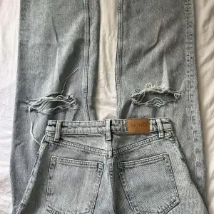 Högmidjade ljusblå jeans med hål på knäna från Monki💗inte alls använda mycket, vet inte om de finns kvar på hemsidan längre