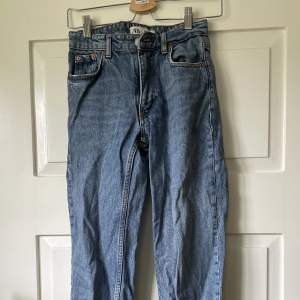 Snygga midrise jeans från Zara. Längden passar någon som har 30 eller 32 i längd. Jättesnygg blå färg, perfekta till hösten.