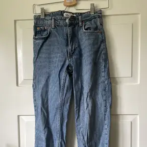 Snygga midrise jeans från Zara. Längden passar någon som har 30 eller 32 i längd. Jättesnygg blå färg, perfekta till hösten.