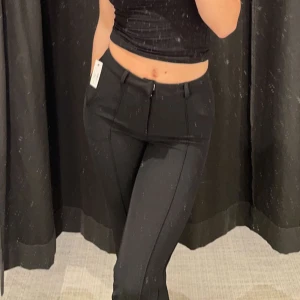 Lågmidjade kostymbyxor - Lågmidjade kostymbyxor från barnavdelningen på Kappahl i strl 158 men passar mig som vanligtvis har 34/xs. Dem är jättestretchiga och sköna. 