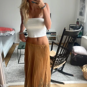 Långkjol  - Säljer nu denna otroliga långkjolen från H&M! Den är väldigt fin till sommaren och hösten. Den är i storlek XS och går ganska långt ner, jag är cirka 165 för referens. Priset är diskuterbart 💞 Skriv för mer info/bilder!