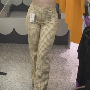 Rutiga kostymbyxor, monki - Otroligt sköna och snygga kostymbyxor från Monki! Byxorna är av något längre karaktär och slutar ungefär på foten på mig som är 165 och precis ovanför ankeln på min vän som är 175. De är definitivt ett av mina favoritpar men har blivit för små för mig