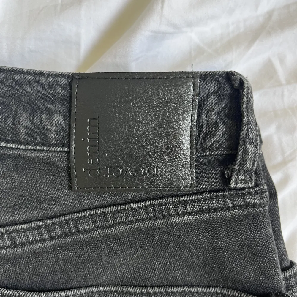 Mörkgrå jeans från Never Denim. Mjukt material. Använda ganska flitigt men i fint skick! Säljer pga för korta. S25/L32. Jeans & Byxor.
