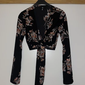 Knytblus från Missguided - Jättefint skick inga anmärkningar  Storlek xs men passar upp till M pga knytningen