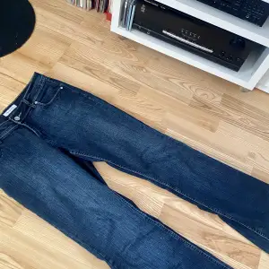 Tänkte jag lägger ut dessa jeans igen, low Waist jeans märket ”yessica” köpt här på plick. Midjemåttet är 38cm rakt över och innerbenslängden är ca 78cm!💕💕 skriv för frågor!