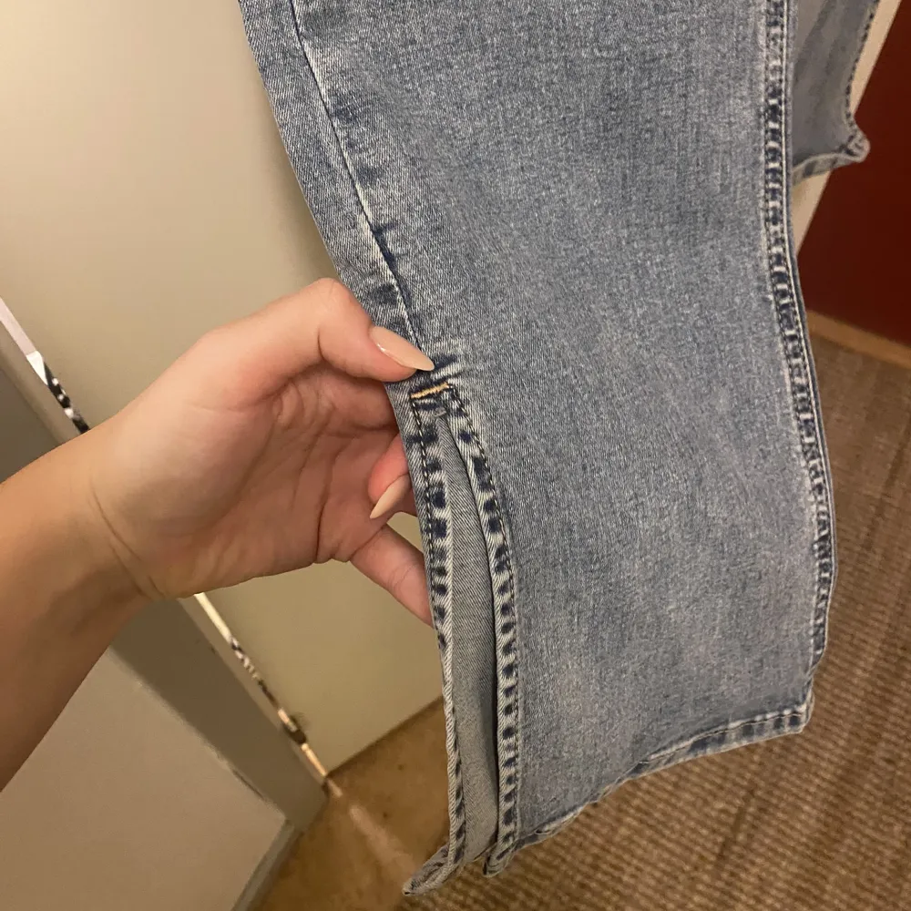 Molly-jeans från Gina med slits   Använd cirka 3 gånger. Jeans & Byxor.