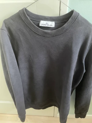 Stone Island tröja - Stone island tröja köpt på nk 2022. Knappt använts de senaste två åren då jag växte ur den det första året. Storlek small och väldigt skön. Mycket bra skick som ni ser på bilderna. Hör av er om ni har fler frågor