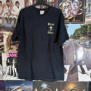 Vintage tröja - Perfekt för dig som gillar poker och pirater:) dm vid frågor och mått:)