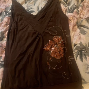 Linne/topp - Jättefint Y2k linne (second hand) men egentligen från vero moda. Super fint, inte fått så mycket användning av den! Paljetter kan åka av!! Skriv för frågor, pris kan diskuteras ❤️