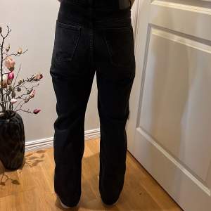 Svarta weekday jeans med hög midja💝st 28/30