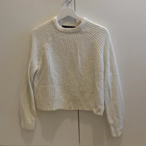Stickad tröja - Vit stickad tröja från Vero Moda i storlek s, men sitter mer som en xs. Näst intill oanvänd då den är för liten för mig. Säljer för 100kr+frakt🤍