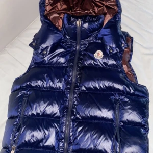Moncler väst - Använd moncler Bormes väst i färgen marine blue nfc Scan finns inklusive på insidan finns dock inget äkthets bevis