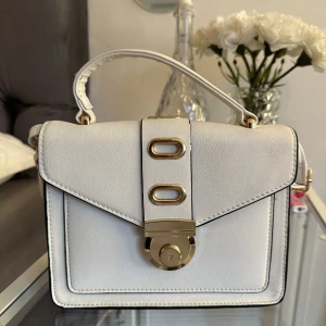 Väska - Vit väska i super fräscht skick! Medföljer ett långt band med justerbar längd🩷