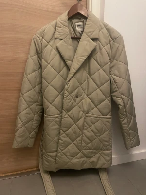 Olivgrön kappa  - En kappa från only sol ändast är använd 1 gång Mötes bara upp!!