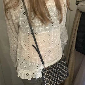 Blus  - Enkel jättefin blus. Seetruh men så fin med ett vitt linne under exempelvis. 