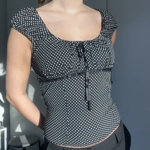 Söt topp - Svart vit prickig topp. Stretchig 💕