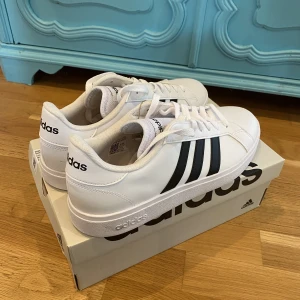 Helt nya sneakers  - Säljer dessa skor åt min pojkvän. Han fick de i studentpresent men de passar ej o kan inte lämnas tillbaka. De är helt nya och endast testade inomhus. 
