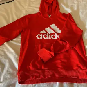 Röd adidas hoodie väl använd. Men inga defekter och i bra skick med lite noppror. Orgien pris runt 350 kr tror jag 