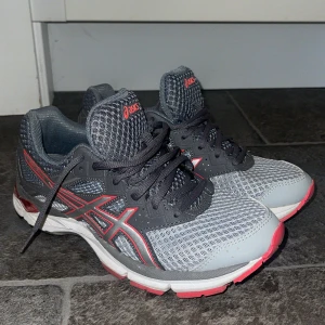 Joggingskor  - Joggingskor använd fåtal gånger i mycket gott skick 