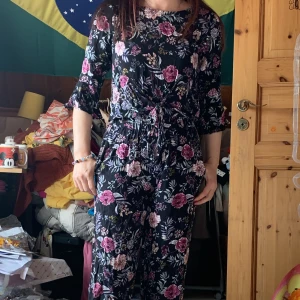 blommig dress - blommig dress med dragkedja där bak. Passar bäst om man är mellan 150-160cm lång.