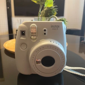 Instax mini 9  - Säljer min vita instax mini 9 polaroidkamera, eftersom den inte kommer till användning (Foto rulle ingår inte) 