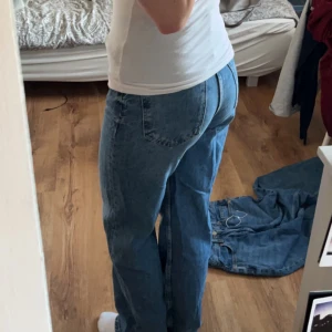 Jeans - (Tryck inte på köp nu direkt) säljer två likadana par varav ett är helt oöppnade och oanvända❤️ kolla gärna min profil🥰